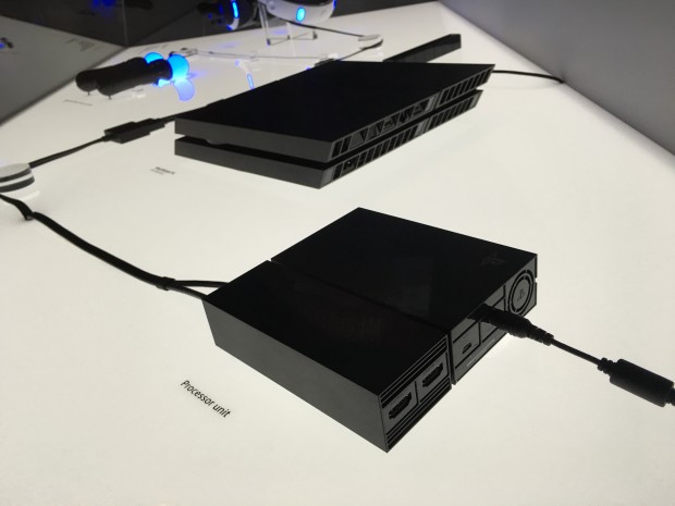 Die kleine Box gehört zu Playstation VR und passt das Bild parallel für ein TV-Gerät an. (Foto: Golem.de / Peter Steinlechner)